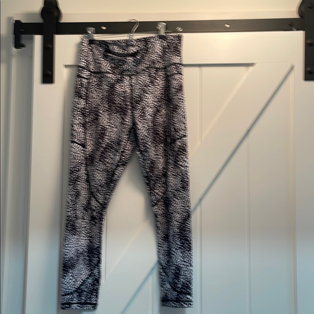 Women’s Black & White Patterned Leggings